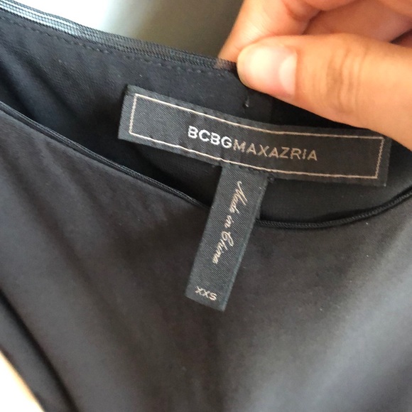 Beautiful BCBG black flowy sleeveless blouse - Picture 3 of 3